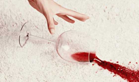 Plan voor het verwijderen van een rode wijnvlek
