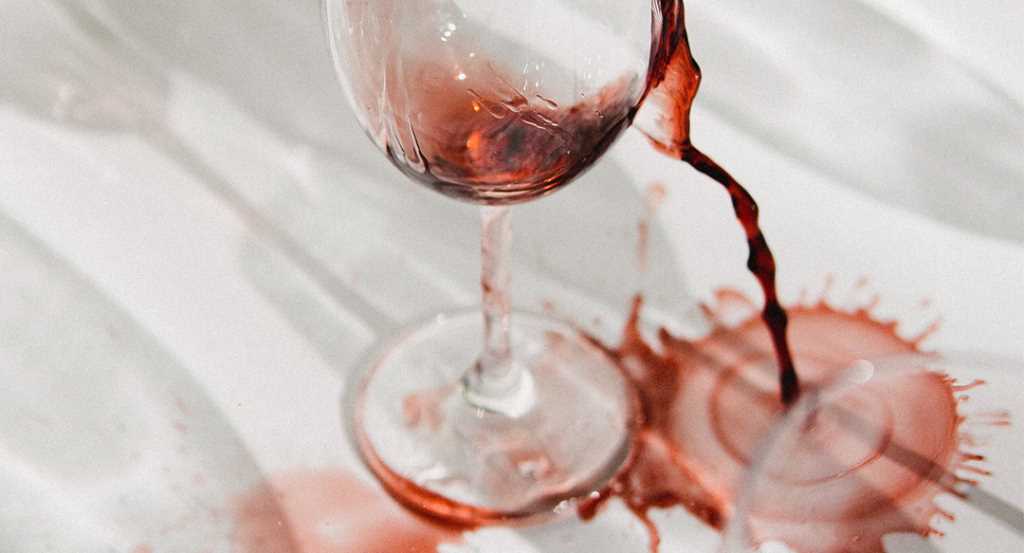 Een rode wijnvlek verwijderen