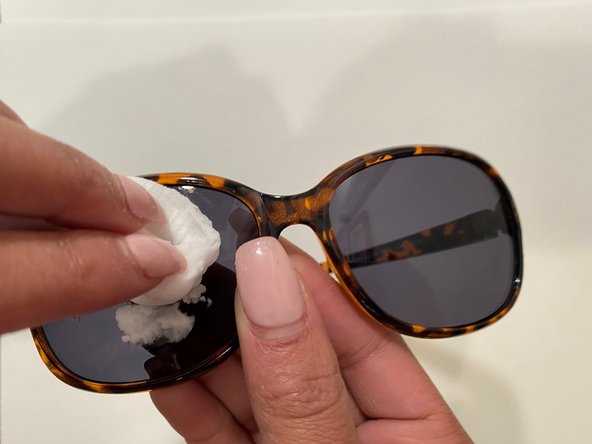 Krassen van kunststof brillenglazen verwijderen