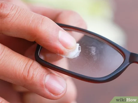 Oorzaken van krassen op kunststof brillenglazen
