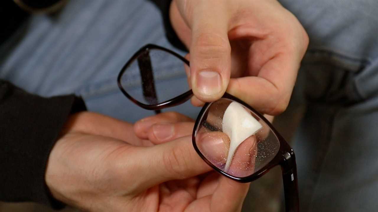 Hoe krassen van kunststof brillenglazen te verwijderen
