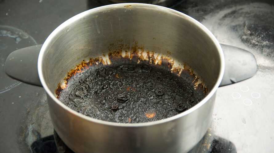 Verbrande etensresten uit een pan krijgen
