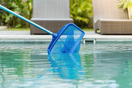 Hoe kun je het schokken van je zwembad verhelpen?