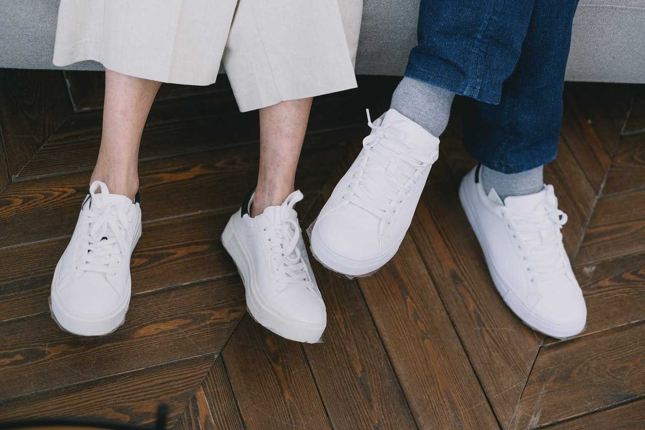 Waarom is het belangrijk om je witte leren schoenen schoon te maken?