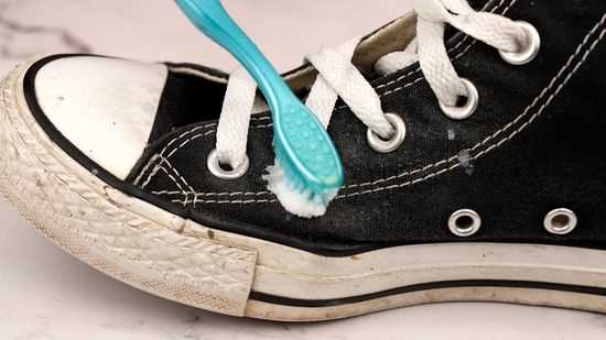 Stappenplan voor het verwijderen van zwarte strepen van je schoenen