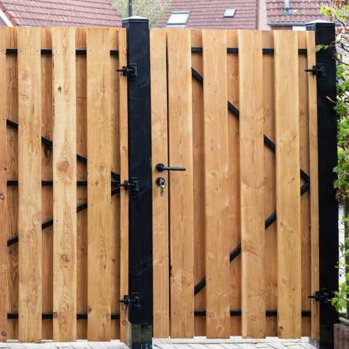 Stappen voor het bouwen van een houten deur in een hek