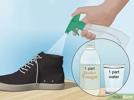De binnenkant van je schoenen schoonmaken om geurtjes te verwijderen