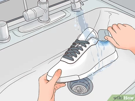 Hoe verwijder je spijkerbroekvlekken van je schoenen?