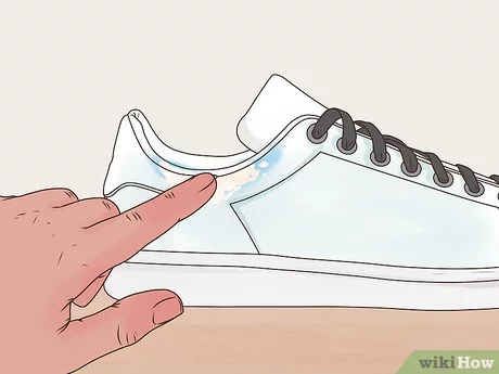 Veilige methoden om spijkerbroekvlekken van schoenen te verwijderen