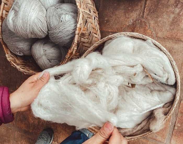 De traditionele methode om wol te reinigen
