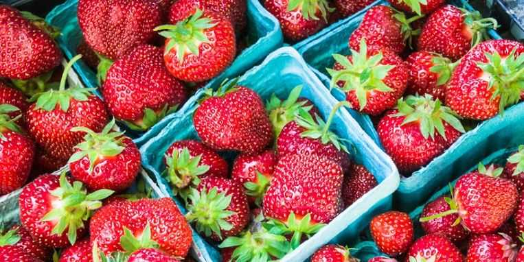 Aardbeien schoonmaken