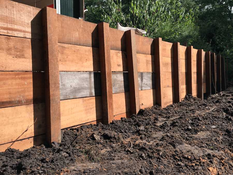 Een houten keerwand bouwen