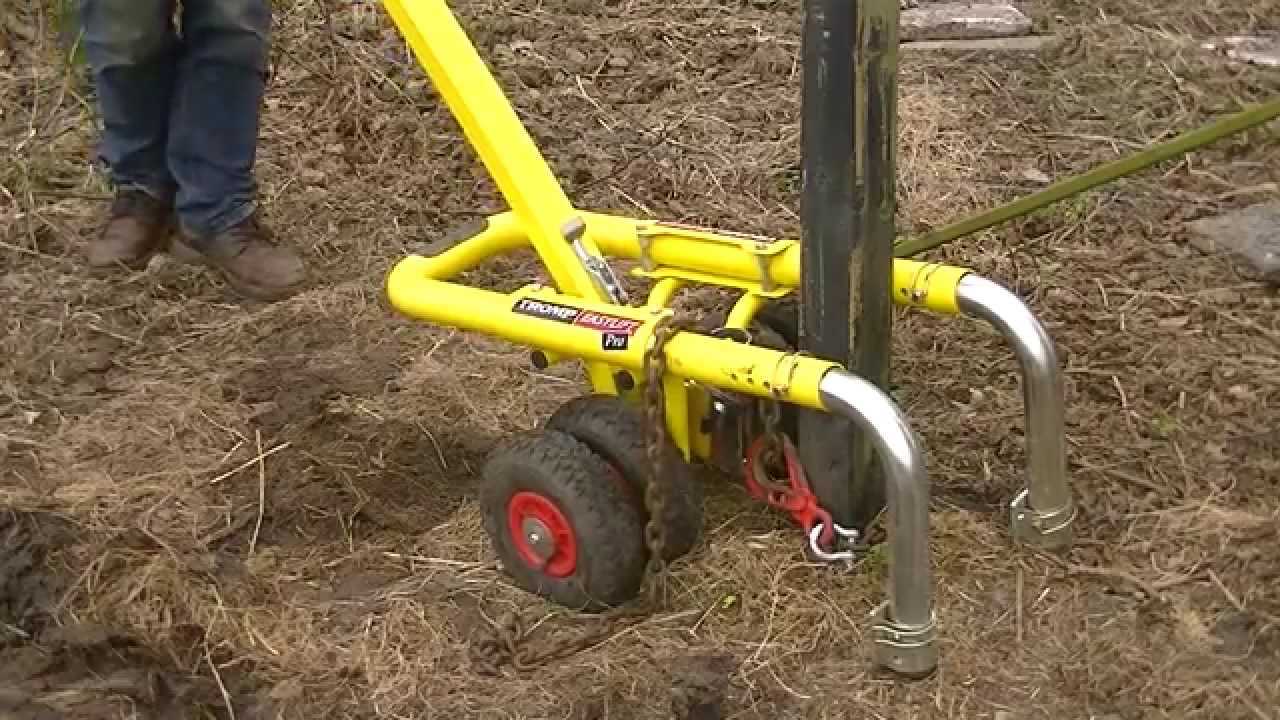 Paaltjes met cement in de grond bevestigen